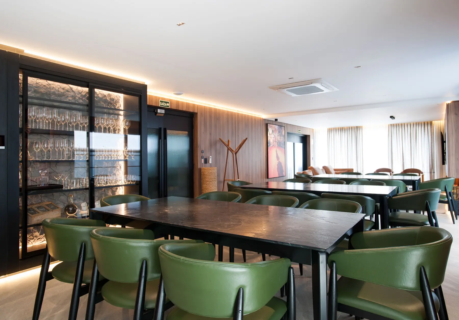 Ambiente gourmet finalizado com bancadas em pedra