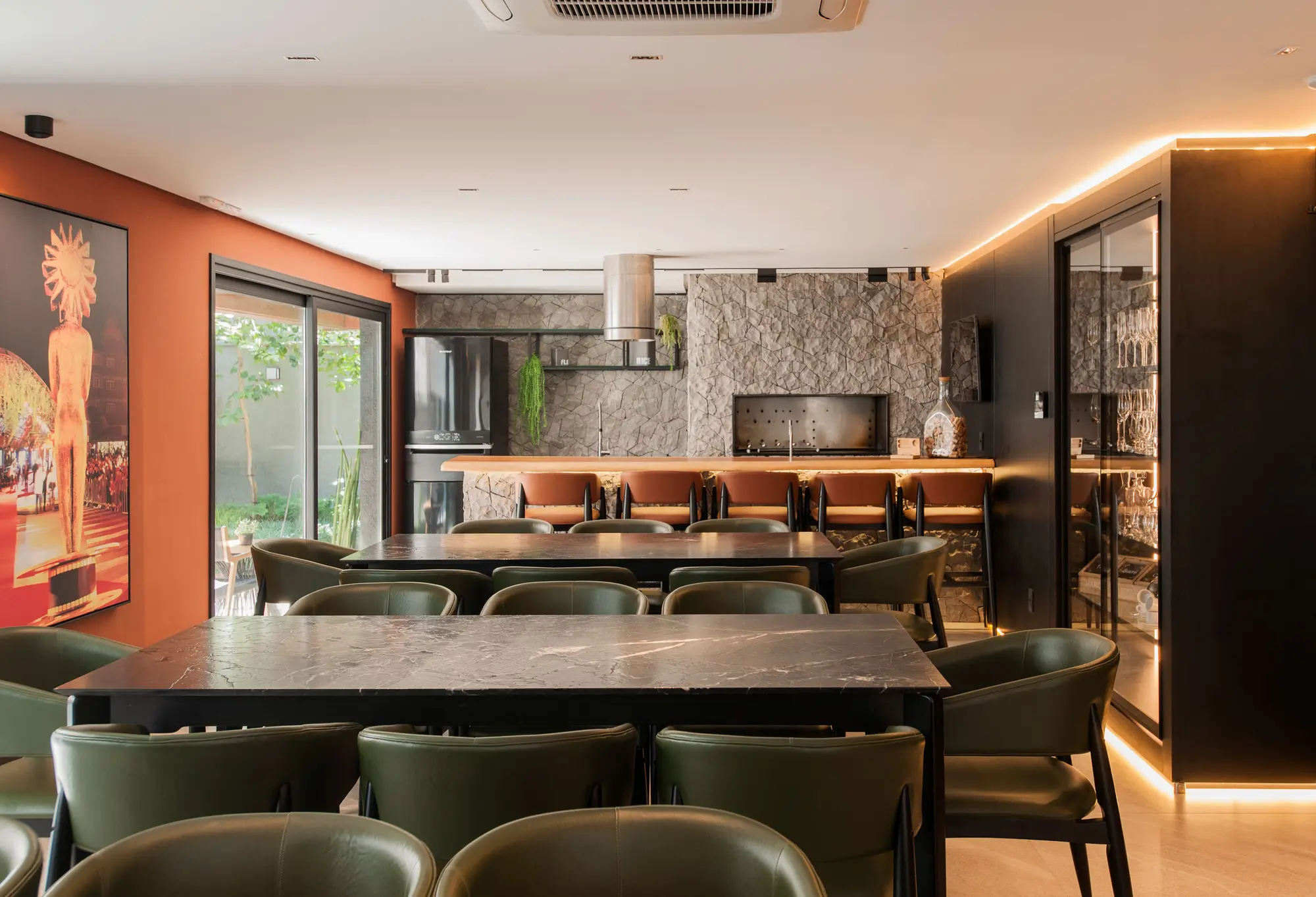 Área gourmet contemporânea com bancadas em pedra escura